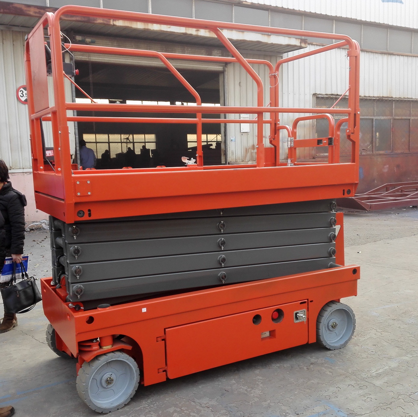 自行走升降机 自行走升降机